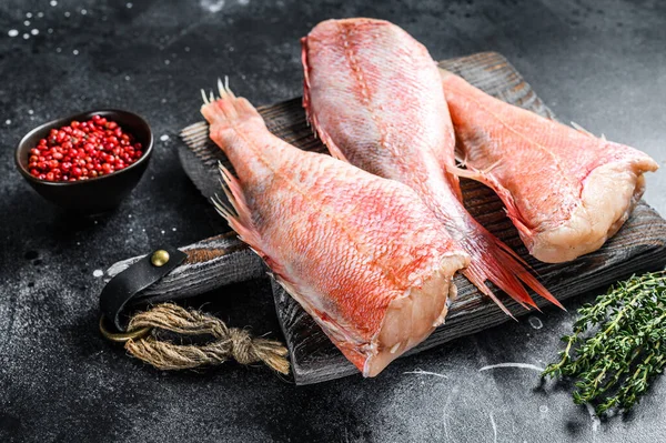 Ganze Rohe Rote Snapper Fische Auf Einem Schneidebrett Schwarzer Hintergrund — Stockfoto