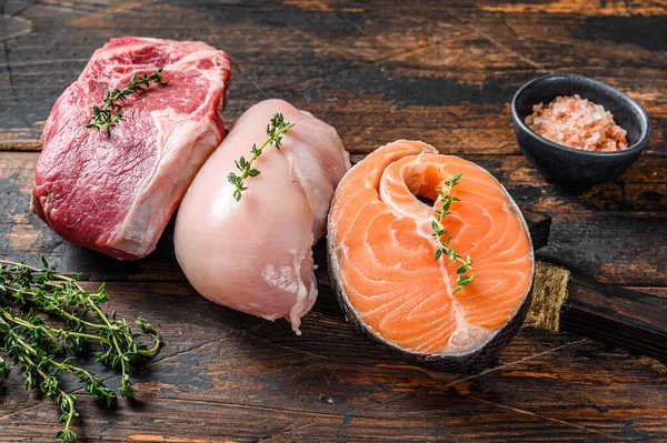 Diferentes Tipos Bifes Carne Crua Striploin Carne Salmão Peito Frango — Fotografia de Stock