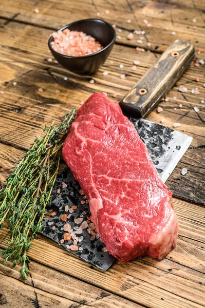 牛の肉の上に生のニューヨークステーキ 木製の背景 トップ表示 — ストック写真