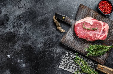 Bifteğin üzerinde çiğ sığır eti çizgisi. Kara toprak. Üst Manzara. Boşluğu kopyala.