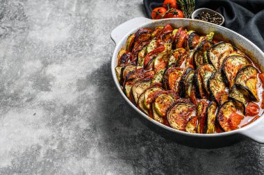Ratatouille, ev yapımı sebze yemeği. Vejetaryen yemeği. Gri arka plan. Üst Manzara. Boşluğu kopyala.