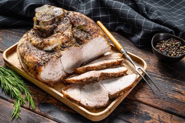 Fırınlanmış domuz budu. Koyu ahşap arka plan. Üst görünüm.