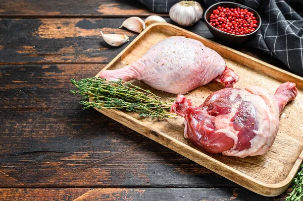 Raw Duck Ben Träbricka Mörk Bakgrund Högst Upp Kopiera Utrymme — Stockfoto