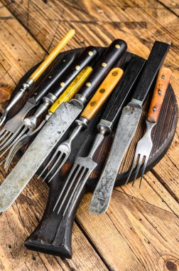 Çatal ve bıçak takımı taşralı. Ahşap arka plan. Üst görünüm.