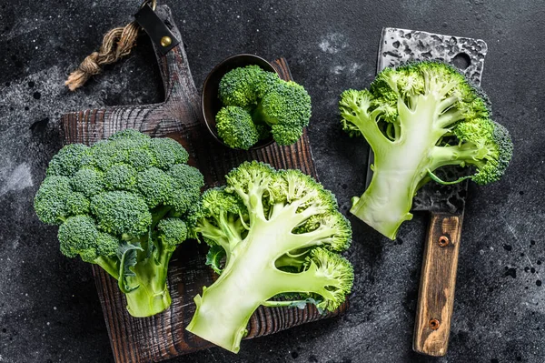 Sliced Organic Raw Green Broccoli Cabbage Black Background Top View — Stock Photo, Image