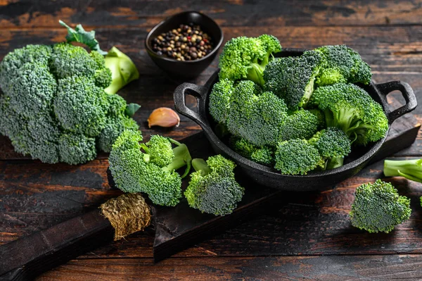 Raw Green Broccoli Cabbage Colander Dark Wooden Background Top View — Stock Photo, Image