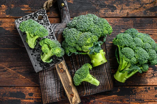 Raw Cut Broccoli Cutting Board Dark Wooden Background Top View — Stock Photo, Image