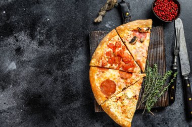 Farklı pizza dilimleri seti. Siyah arka plan. Üst Manzara. Boşluğu kopyala.