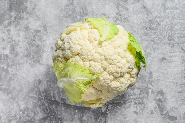 Roher Bio Blumenkohl Mit Blättern Grauer Hintergrund Ansicht Von Oben — Stockfoto