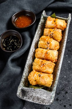 Geleneksel Çin sebzeli börekler. Vejetaryen yemeği. Siyah arka plan. Üst görünüm.