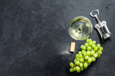 Üzüm ve mantarlı şarap kadehleri. Şarap yapma kavramı. Siyah arka plan. Üst Manzara. Boşluğu kopyala.