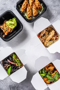 Çin böreği, börek, gyoza ve tavada erişte. Sağlıklı öğle yemeği. Al ve organik gıda ye. Beyaz arka plan. Üst görünüm.