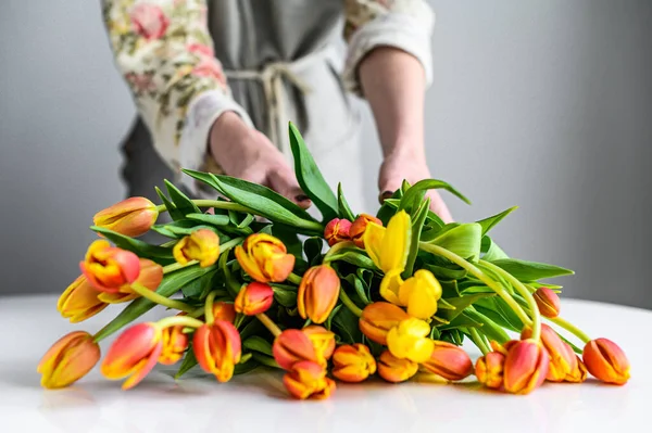 Florista Trabajo Mujer Haciendo Ramo Flores Tulipanes Primavera Fondo Blanco — Foto de Stock