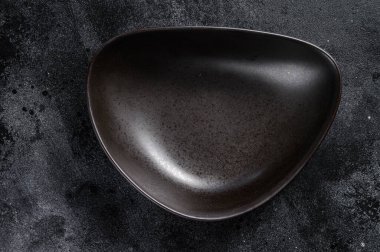 Siyah arka planda siyah plaka üçgen şeklinde. Üst Manzara. Boşluğu kopyala.