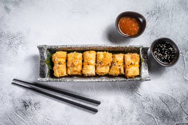 Kızarmış börek. Beyaz arka plan. Geleneksel Çin mutfağı. Üst görünüm.