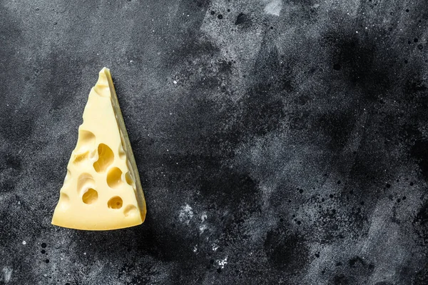 Maasdam Käse Mit Löchern Milchprodukte Gelbes Dreieck Schwarzer Hintergrund Ansicht — Stockfoto
