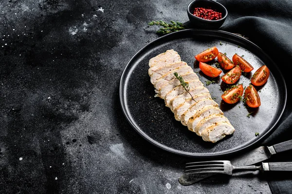 Gegrillte Hühnerbrust Mit Frischen Kirschtomaten Gesunde Ernährung Schwarzer Hintergrund Ansicht — Stockfoto