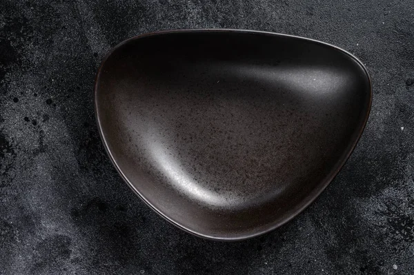 Siyah arka planda siyah plaka üçgen şeklinde. Üst Manzara. Boşluğu kopyala.