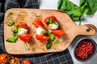 Mozzarella peynirli sandviç, şiş, Caprese salatası. gri arka plan. en üstteki görünüm.