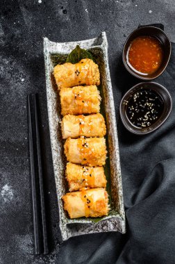 Kızarmış börek. Siyah arka plan. Geleneksel Çin mutfağı. Üst görünüm.