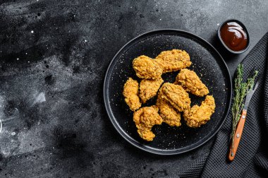 Ev yapımı çıtır tavuk kanadı. Siyah arka plan. Üst Manzara. Boşluğu kopyala.