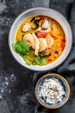 Tom Yam Kung çorbası, Tayland mutfağı. Siyah arka plan. Üst görünüm.