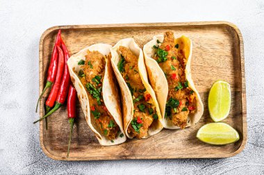 Maydanozlu, peynirli ve biberli geleneksel Meksika tacoları. Beyaz arka plan. Üst görünüm.