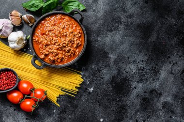 Domatesli makarna, bolonez soslu, peynirli ve fesleğenli makarna pişirme fikri. Siyah arka plan. Üst Manzara. Boşluğu kopyala