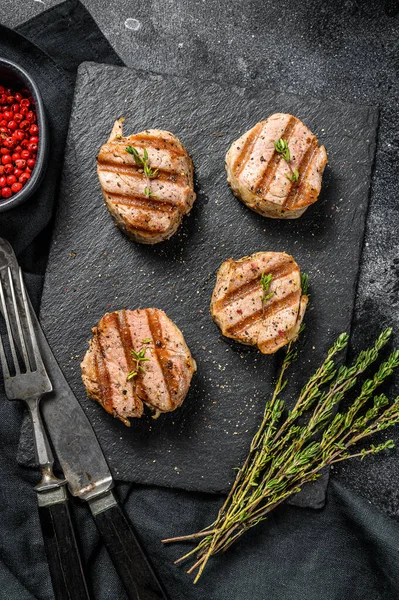 Lombo Carne Porco Grelhado Com Ervas Frescas Fundo Preto Vista — Fotografia de Stock