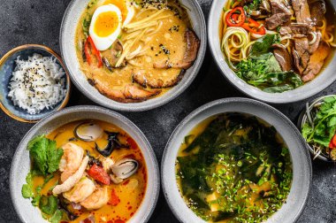 Asya çorbası, Miso, Ramen, Tom Yam, Pho Bo. Siyah arka plan. Üst görünüm