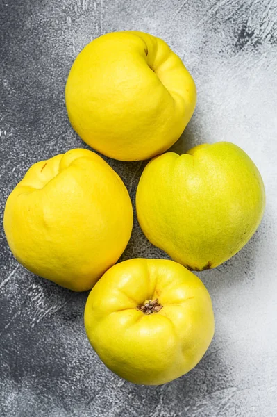 Frutas Frescas Marmelo Mesa Branca Fundo Branco Vista Superior — Fotografia de Stock
