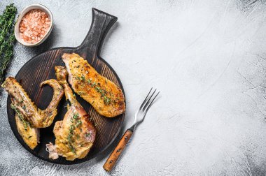 Kızarmış kaz, göğüs filetosu, kanat, bacak. Beyaz arka plan. Üst Manzara. Boşluğu kopyala.