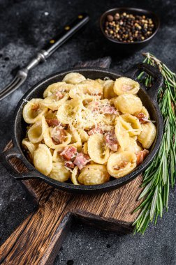 Pancetta, yumurta, sert parmesan peyniri ve krem soslu ev yapımı carbonara makarnası. Siyah arka plan. Üst görünüm.