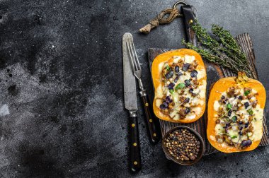 Kıymalı et, sebze ve siyah otlarla doldurulmuş balkabağı. Üst Manzara. Boşluğu kopyala.