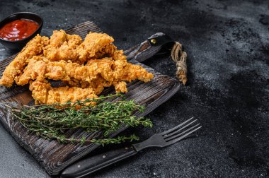 Biftek Parmaklı Kızarmış Tavuk göğsü şeritleri. Siyah arka plan. Üst Manzara. Boşluğu kopyala.