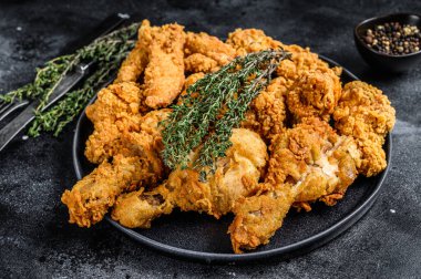 Kızarmış Kızarmış Çeşitli Tavuk. Siyah arka plan. Üst görünüm.