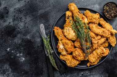 Kızarmış Kızarmış Çeşitli Tavuk. Siyah arka plan. Üst Manzara. Boşluğu kopyala.