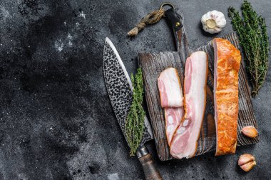 Tütsülenmiş domuz pastırması. Siyah arka plan. Üst Manzara. Boşluğu kopyala.