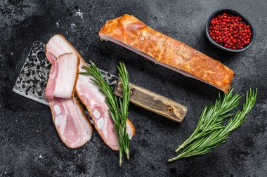 Et satırında domuz pastırması kes. Siyah arka plan. Üst görünüm.