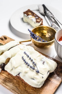 Muz ve fındıklı sağlıklı kek, lezzetli kahvaltı. Beyaz arka plan. Üst görünüm.