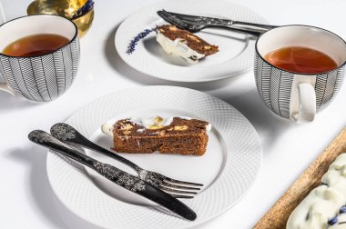 Muz ve fındıklı sağlıklı kek, lezzetli kahvaltı. Beyaz arka plan. Üst görünüm.