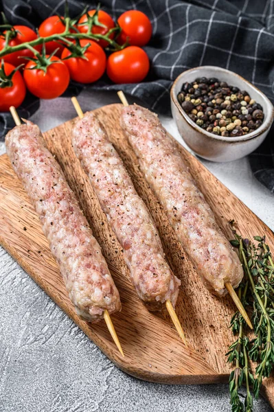 Taze doğranmış domuz eti kebapları. Beyaz arka plan. Üst görünüm.