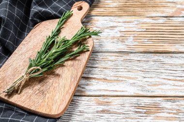 Organik biberiye. Bir demet taze bitki. Beyaz arka plan. Üst Manzara. Boşluğu kopyala.