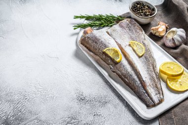 Biber ve limonlu taze çiğ balık fileto. Beyaz arka plan. Üst Manzara. Boşluğu kopyala.