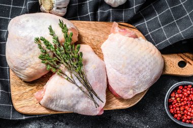 Çiğ tavuk butları, organik kümes hayvanları. Siyah arka plan. Üst görünüm.