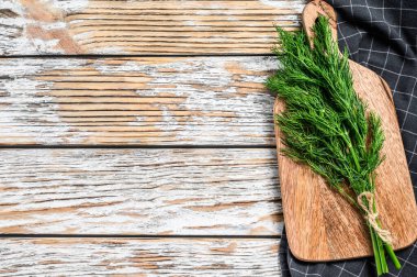 Organik dereotu. Bir demet taze bitki. Beyaz arka plan. Üst Manzara. Boşluğu kopyala.