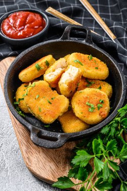 Ketçap ve bitkilerle tavada kızarmış tavuk nugget. Beyaz arka plan. Üst görünüm.