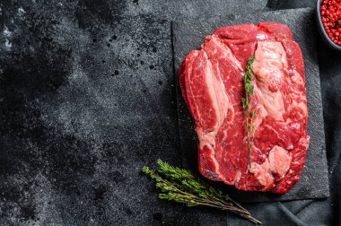 Taze çiğ et Prime Black Angus Chuck bifteği. Siyah arka plan. Üst Manzara. Boşluğu kopyala.