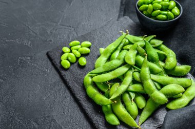 Çiğ yeşil edamame soya fasulyesi. Siyah arka plan. Üst Manzara. Boşluğu kopyala.