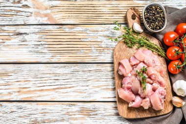 Dilimlenmiş tavuk budu fileto. Beyaz arka plan. Üst Manzara. Boşluğu kopyala.